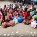 முதுகுளத்துார் ஊராட்சி ஒன்றிய அலுவலகத்தில் காலி குடங்களுடன் கருப்புக்கொடி ஏந்தி மக்கள் போராட்டம்