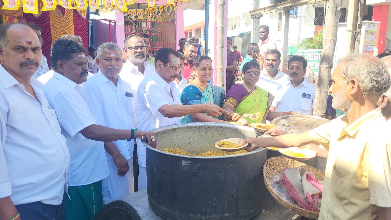முத்துராமலிங்க தேவர் ஜெயந்தி விழா- காஞ்சி மாநகர முக்குலத்தோர் தேவர் நலச்சங்கம் சார்பில் அன்னதானம்