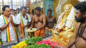 பசும்பொன்னில் தேவர் நினைவிடத்தில் நமது மக்கள் முன்னேற்ற கழகத்தின் நிறுவன தலைவர் மாலை அணிவித்து மரியாதை செய்தார்