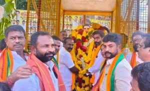 போடிநாயக்கனூர் நகரில் பசும்பொன் தேவர் சிலைக்கு பாஜக மாவட்ட தலைவர் மாலை அணிவித்து மரியாதை