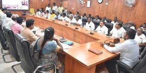 திண்டுக்கல் மாவட்ட ஆட்சியர் அலுவலகத்தில் வாக்காளர் பட்டியல் தீவிர திருத்தம் குறித்து கலந்தாய்வு கூட்டம்