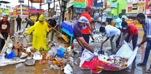மதுரையில் இந்திய ஜனநாயக வாலிபர் சங்க அமைப்பினரும் தூய்மை பணியாளர்களும் இணைந்து தீபாவளி குப்பைகள் அகற்றம்