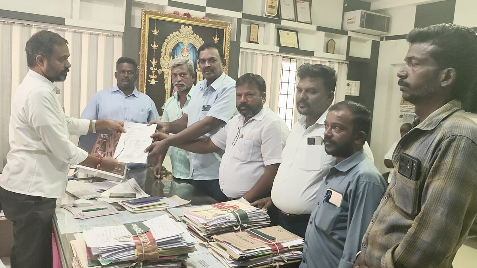 பழனியில் நகராட்சி ஆணையரிடம் இட ஒதுக்கீடு பின்பற்ற வேண்டும்-விசிக சார்பில் கோரிக்கை மனு