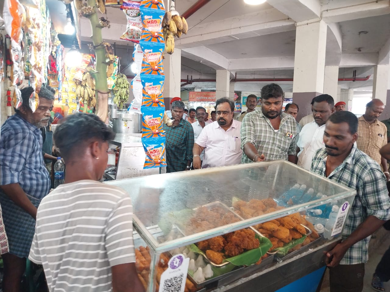 பொதுமக்களுக்கு இடையூறு என்றால் கடைகள் தேவை இல்லை- மாநகராட்சி அதிகாரி