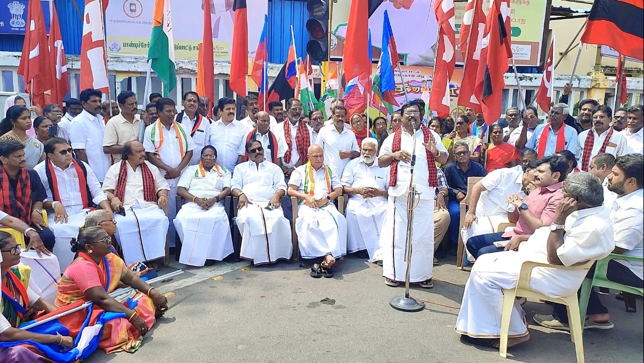 சிறப்பு வாக்காளர் திருத்த பணியை கைவிட கோரி புதுச்சேரியில் மதசார்பற்ற முற்போக்கு கூட்டணி கட்சிகள் ஆர்ப்பாட்டம்