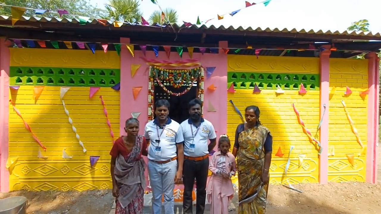 சீர்காழி அருகே மூதாட்டிக்கு வீடு கட்டிக் கொடுத்த சமூக சேவகர்