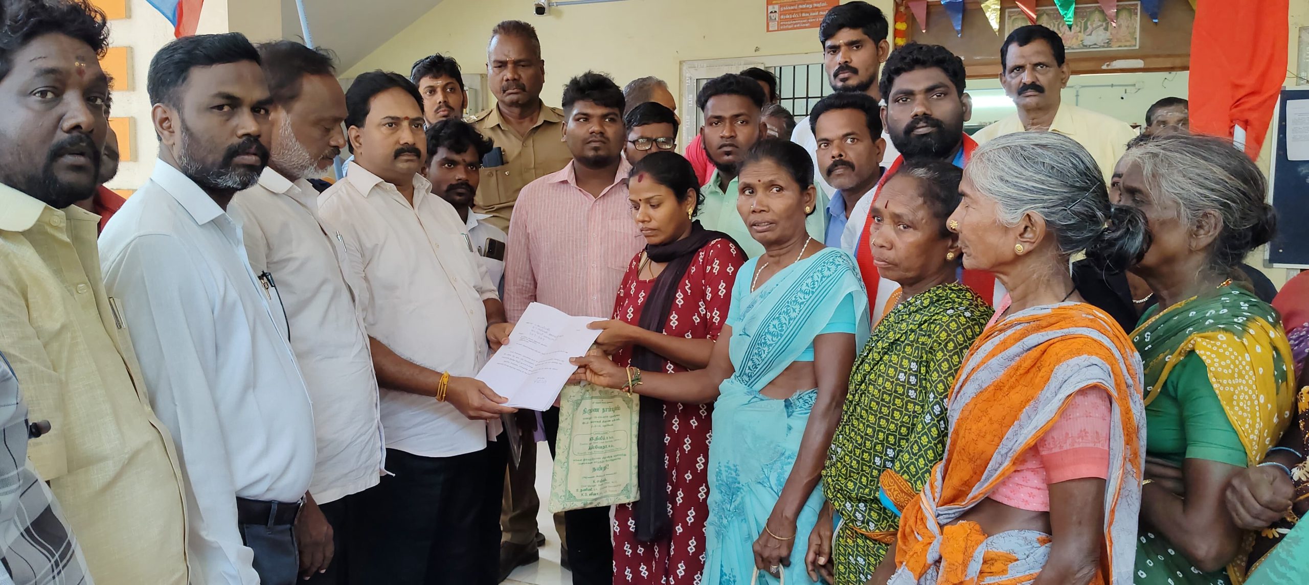 குறிஞ்சிப்பாடி பேரூராட்சியில் விடுதலை சிறுத்தைகள் கட்சியினர் கோரிக்கை மனு போராட்டம்