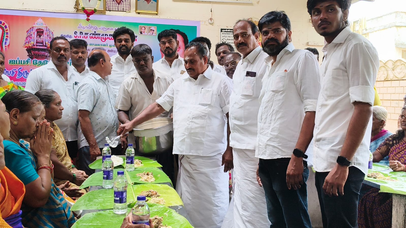 சிவன் கோவில் ஐப்பசி தேரோட்டம்- பாகம்பிரியாள் மகளிர் அறக்கட்டளை சார்பில்  அன்னதானம்-முன்னாள் அமைச்சர் எஸ்.பி. சண்முகநாதன் துவங்கி வைத்தார்