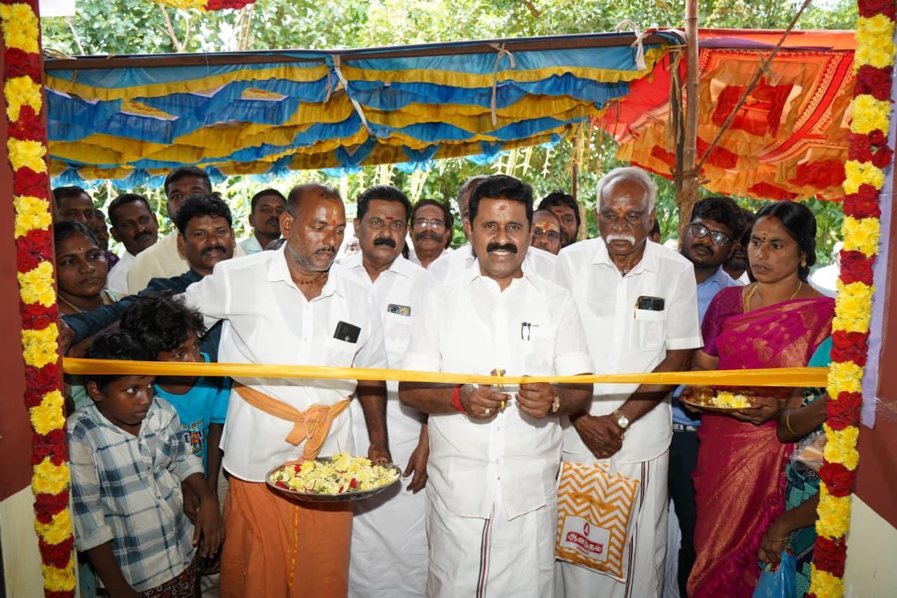 குடவாசல் அருகே இரண்டு பொது விநியோக கட்டிடங்கள்- நன்னிலம் சட்டமன்ற உறுப்பினர், முன்னாள் அமைச்சர் ஆர்.காமராஜ் திறந்து வைத்தார்