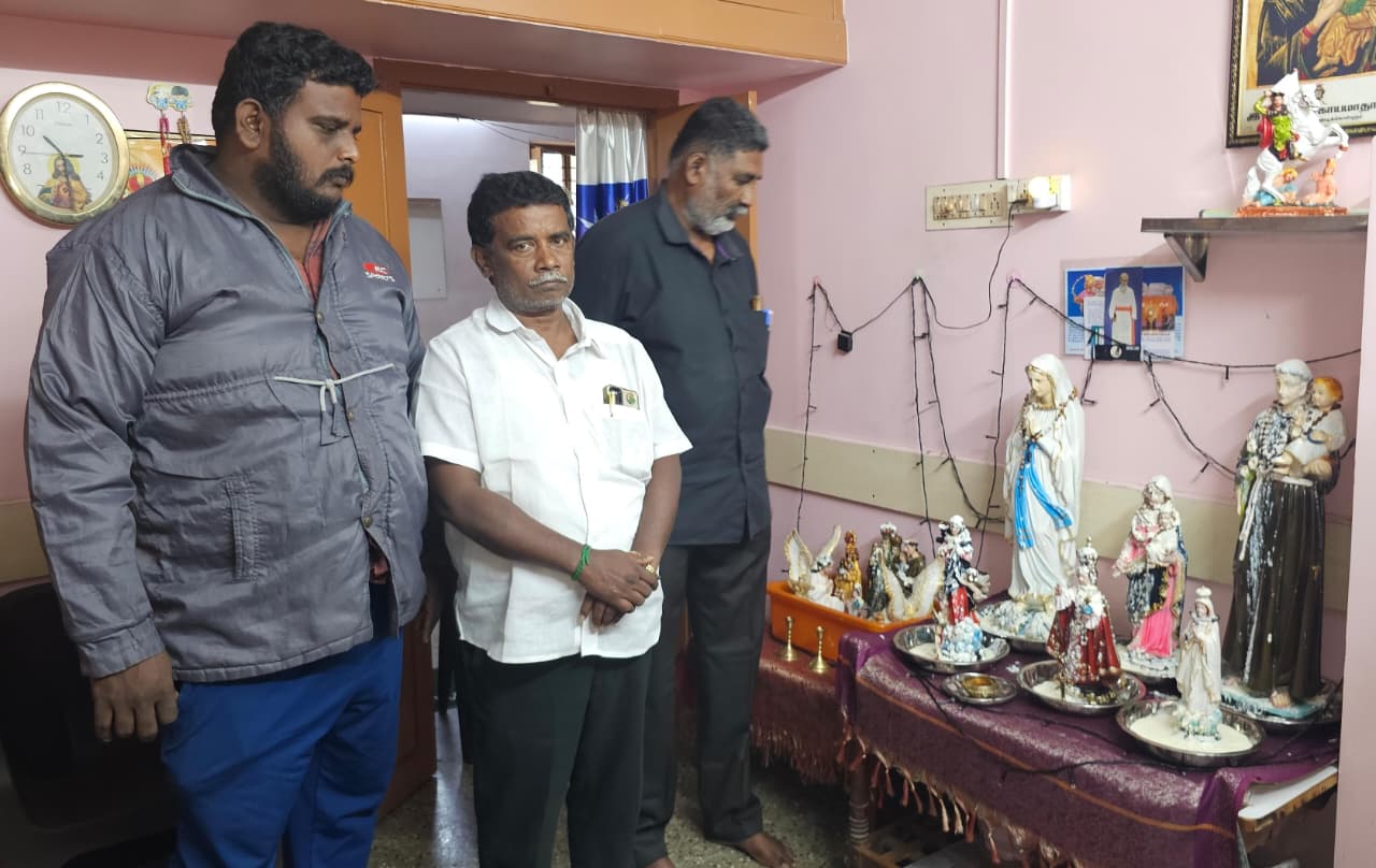 தாராபுரத்தில் இயேசுநாதர் சிலையில் பால் வடிந்த அதிசயம்!