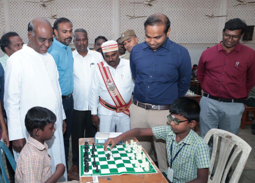 அரசு பள்ளி மாணவ,மாணவிகளுக்கான மாவட்ட அளவிலான சதுரங்க விளையாட்டு போட்டி-மாவட்ட ஆட்சித்தலைவர் தொடங்கி வைத்தார்