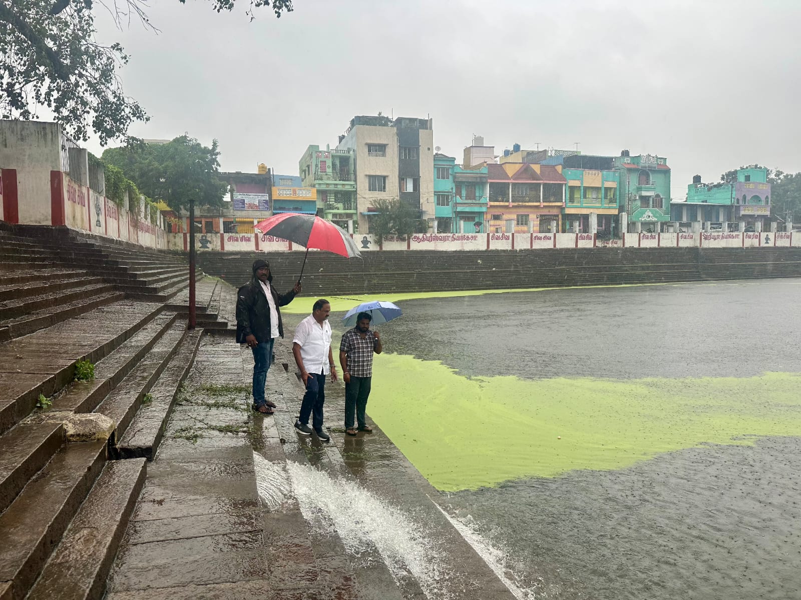 திருவொற்றியூர் தியாகராஜ சுவாமி வடிவுடையம்மன் கோவிலில் குளத்தில் மழைநீர்