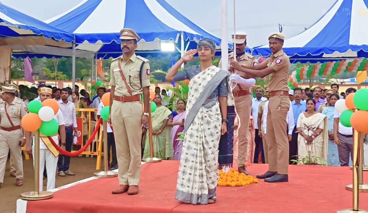 குடியரசு தினம் -செங்கல்பட்டு மாவட்ட ஆட்சியர் சினேகா கொடியேற்றி நலத்திட்டங்களை வழங்கினார்