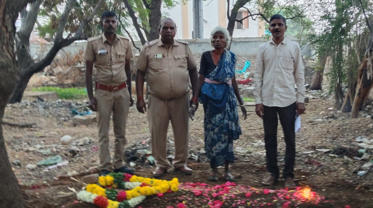 விபத்தில் காயங்கள் ஏற்பட்டு சிகிச்சை பலனின்றி இறந்த திருநங்கை நல்லடக்கம் செய்த காவலர் மற்றும் சமூக செயற்பாட்டாளர்