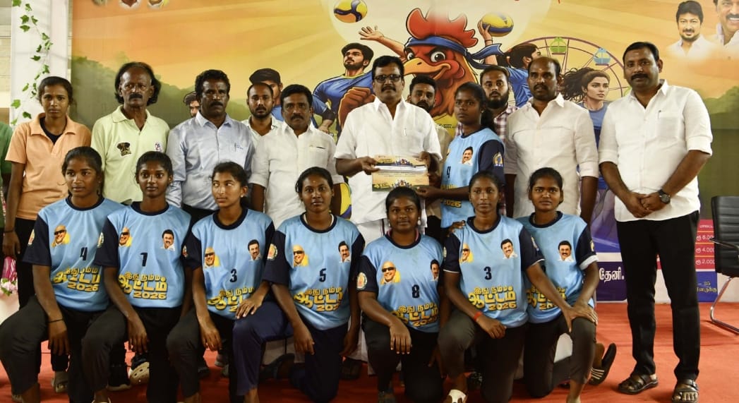 தேனியில் இது நம்ம ஆட்டம் விளையாட்டு போட்டி- வெற்றி பெற்றவர்களுக்கு பாராட்டு சான்றிதழ்  வழங்கிய தேனி எம்பி