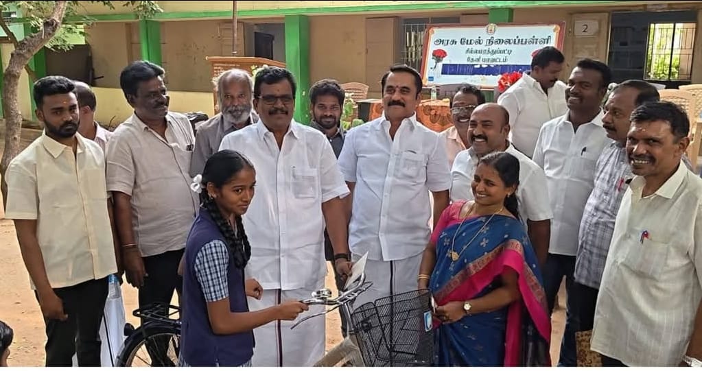 போடி நாயக்கனூர் அருகே பள்ளி மாணவ மாணவிகளுக்கு விலையில்லா சைக்கிள் வழங்கிய தேனி எம்பி தேனி