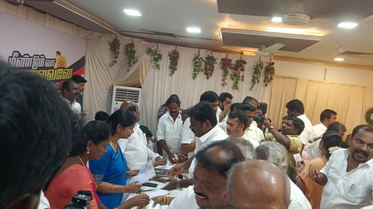 ஓட்டப்பிடாரம் தொகுதி-  கனிமொழி எம்.பியிடம் கோாிக்கை மனு