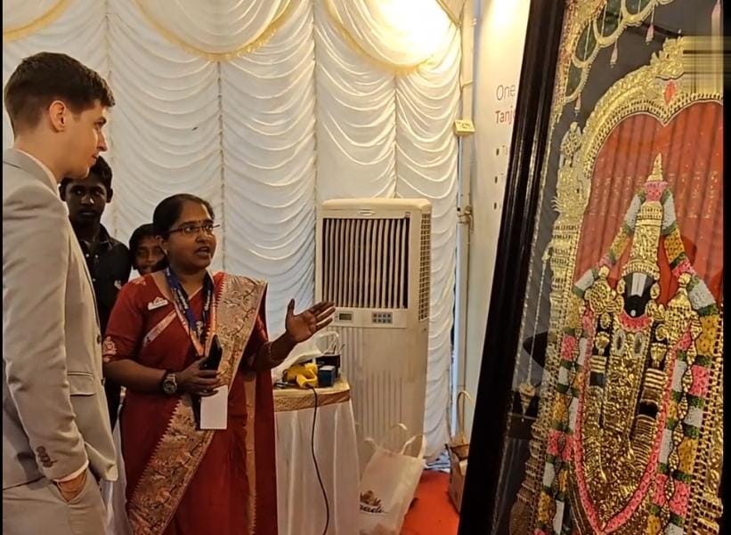 கோவையில் ஏழு அடி உயரம் நான்கு அடி அகலத்தில் பிரம்மாண்ட தஞ்சாவூர் ஓவியம் வரைந்து உலக சாதனை