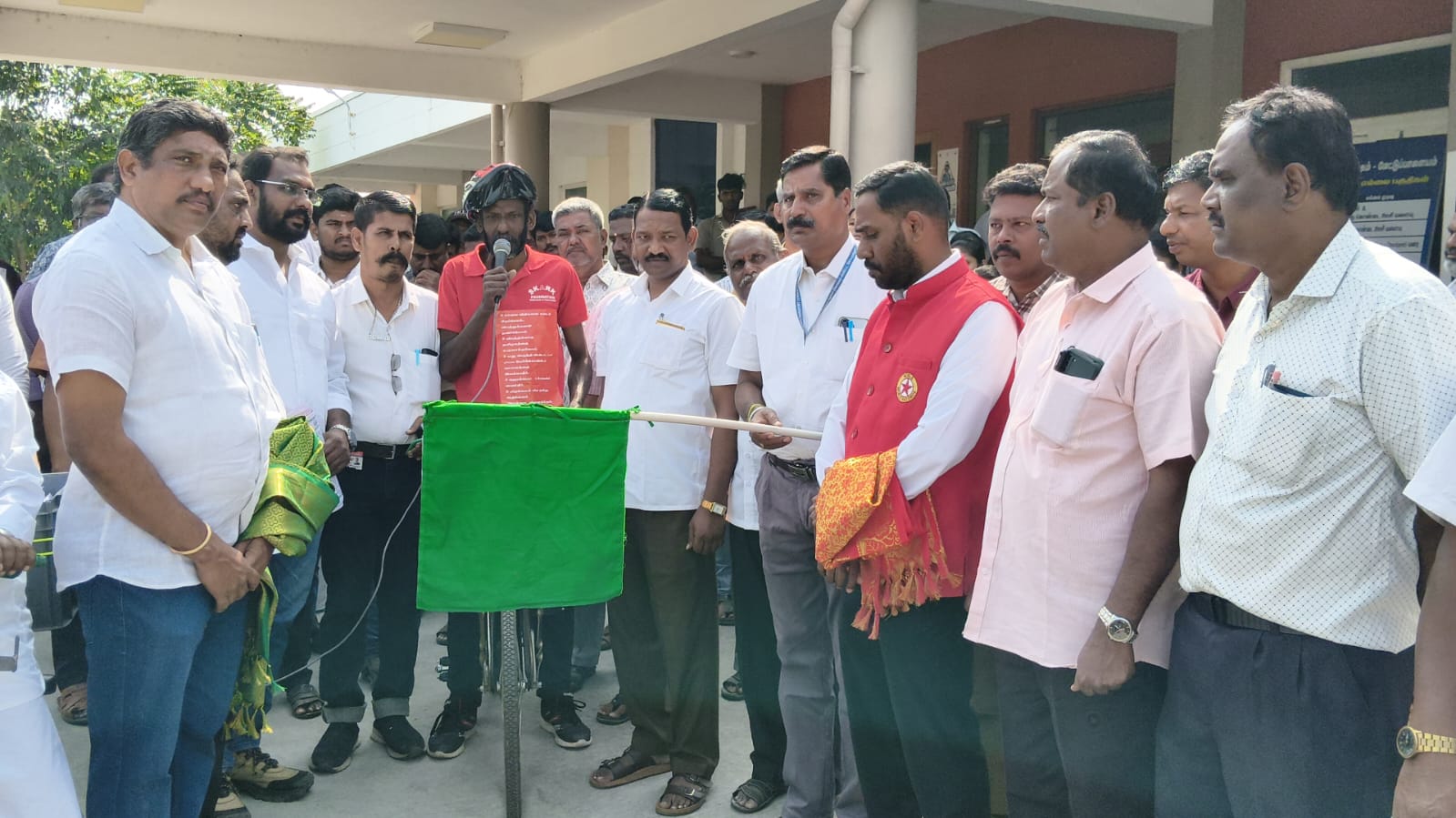 சாலை பாதுகாப்பை வலியுறுத்தி சைக்கிள் பயணம்