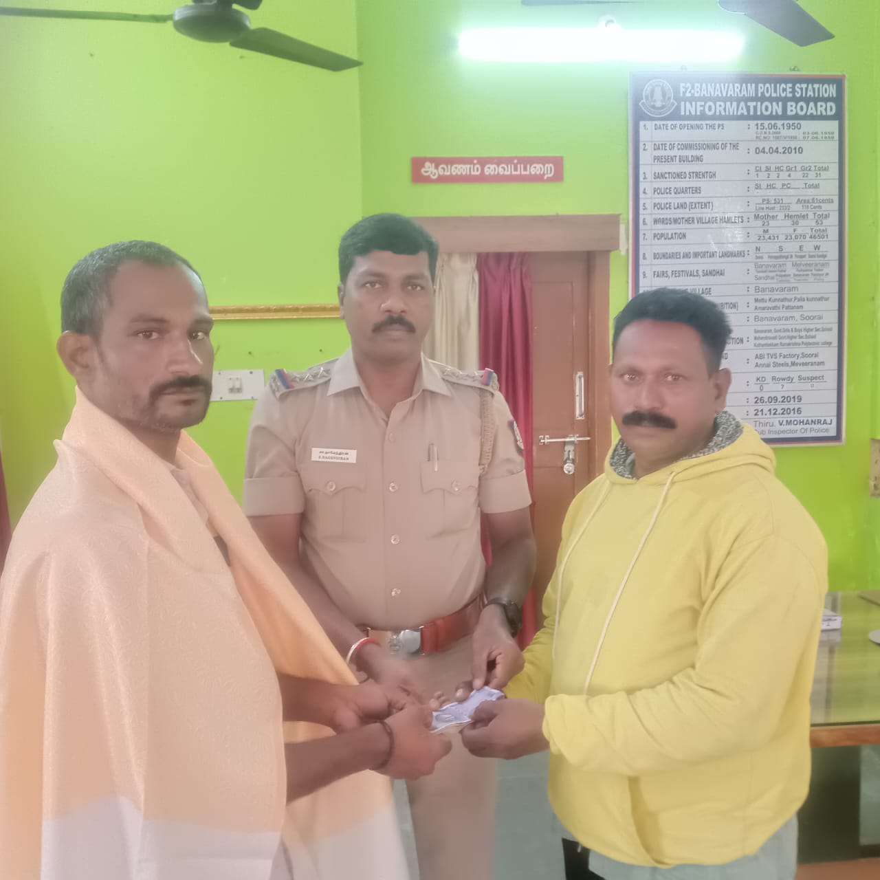 சாலையில் கிடந்த பணத்தை  காவல் நிலையத்தில் ஒப்படைத்த டிரைவருக்கு பாராட்டு