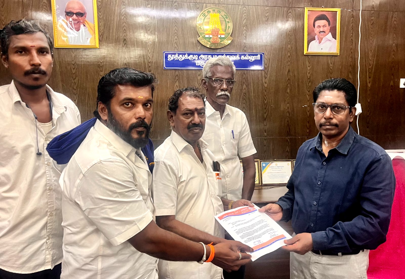 தூத்துக்குடி மருத்துவமனை முதல்வரிடம் இந்து மக்கள் கட்சி வழங்கிய புகார் மனு