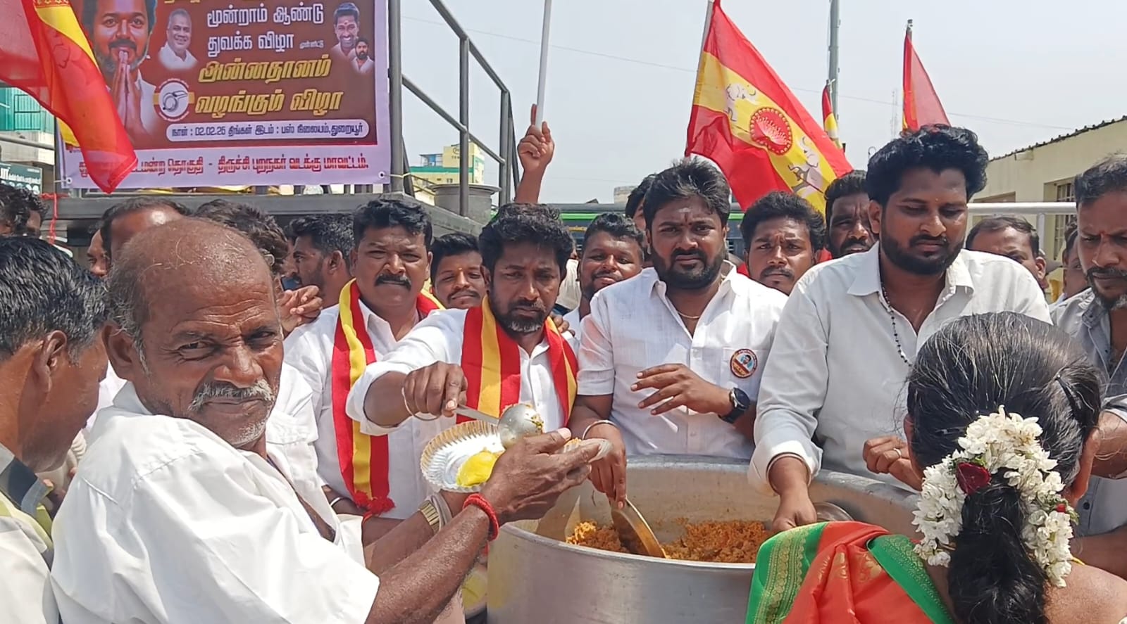 தமிழக வெற்றிக் கழகத்தின் 3ஆம் ஆண்டு துவக்க விழா-துறையூரில் தவெகவினர் அன்னதானம் வழங்கினர்