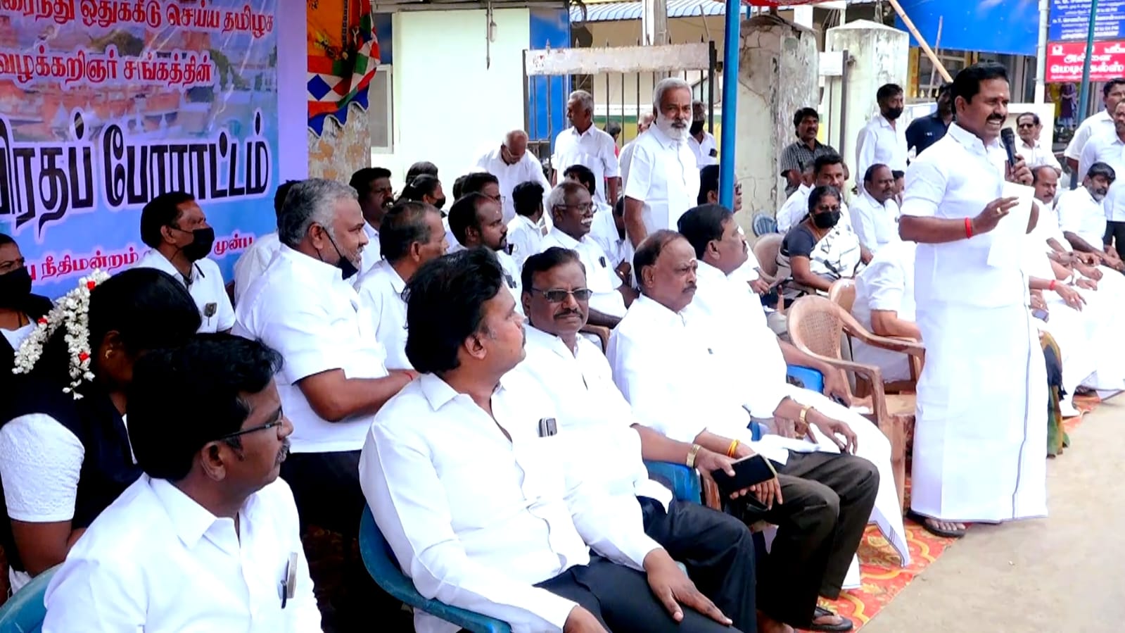 மன்னார்குடியில் வழக்கறிஞர்கள் உண்ணாவிரத போராட்டம்