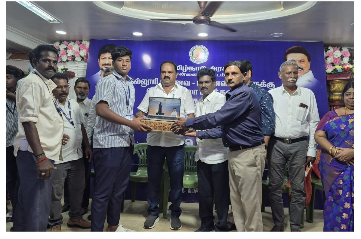 அரசின் விலையில்லா மடிக்கணிணி எம் எல்ஏ கே.பி.சங்கர் வழங்கினார்