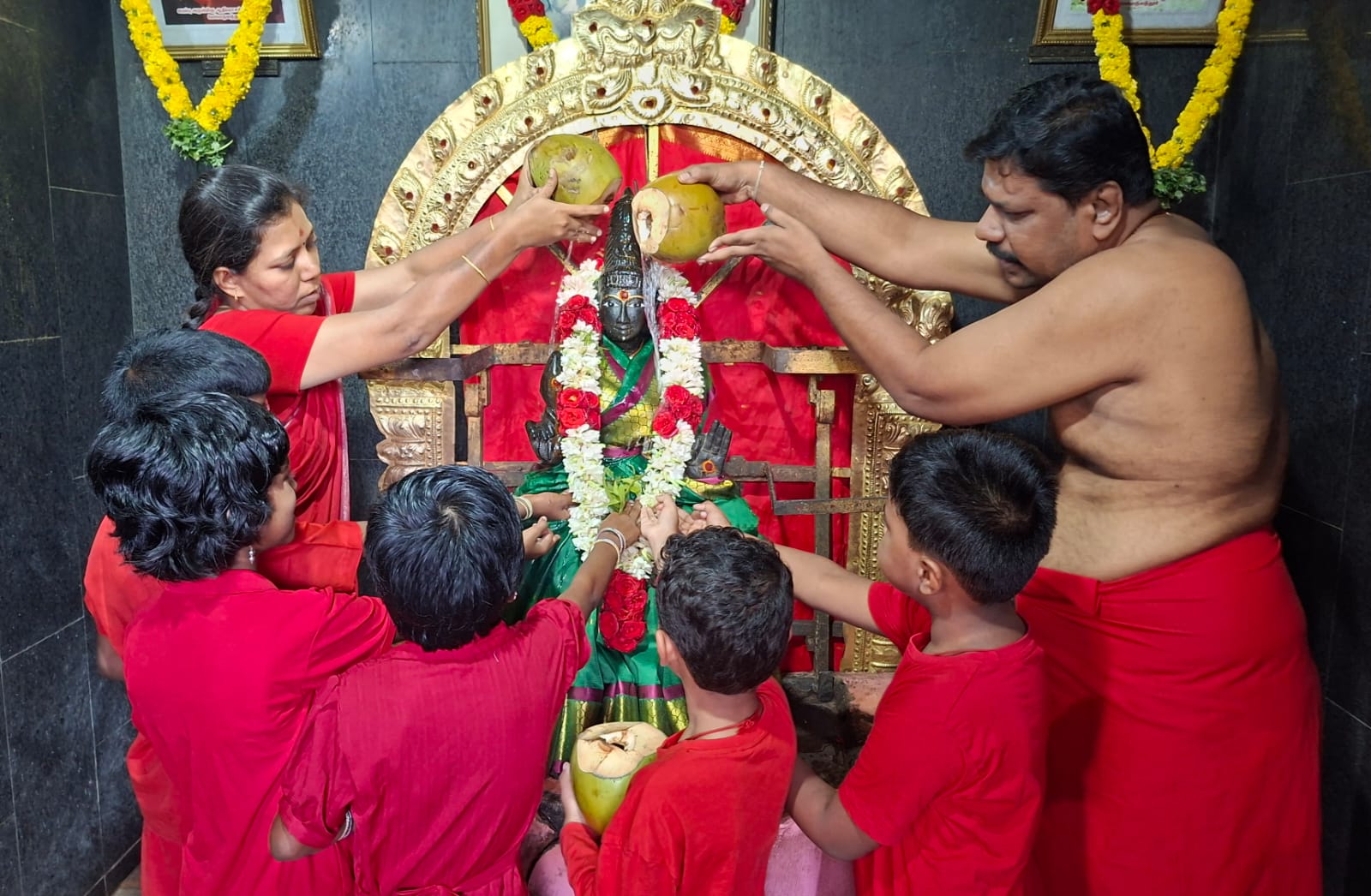 விவசாயம் வளம்பெற தூத்துக்குடி திருவிக நகர் சக்திபீடத்தில்  இளநீர் அபிஷேகம்!