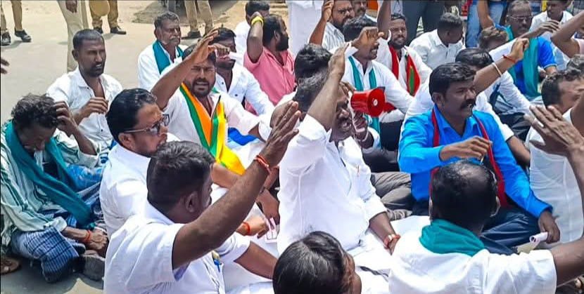 சிக்கல் ஊராட்சி ஒன்றியம் அமைக்க கோரி சாலை மறியல் போராட்டம்