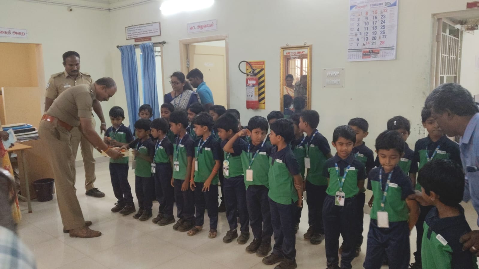 தாராபுரம் காவல் நிலையத்தில் யுகேஜி மாணவ மாணவிகள்- காவல்துறை அலுவலகத்தில் அன்றாட நிகழ்வுகளை தெரிந்து கொண்டனர்