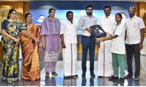 தேனியில் உலகம் உங்கள் கையில் மடிக்கணினி வழங்கல்