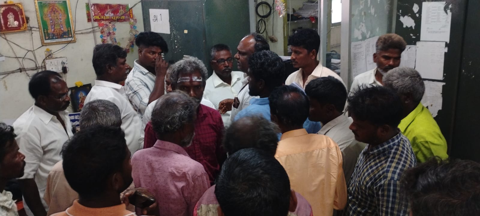 திருவொற்றியூர் தாசில்தார் அலுவலகத்தில் பட்டா வழங்க கோரி மீனவர்கள் குப்பத்தைச் சார்ந்தவர்கள் தர்ணா போராட்டம்