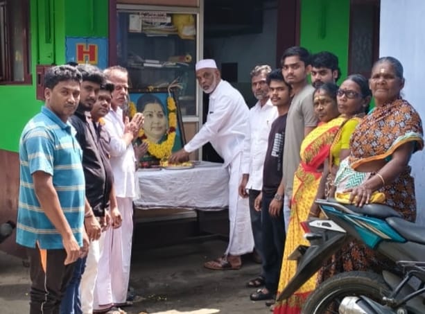 வால்பாறையில் முன்னாள் முதல்வர் பிறந்த நாளை முன்னிட்டு அமமுகவினர் இனிப்பு வழங்கி கொண்டாட்டம்