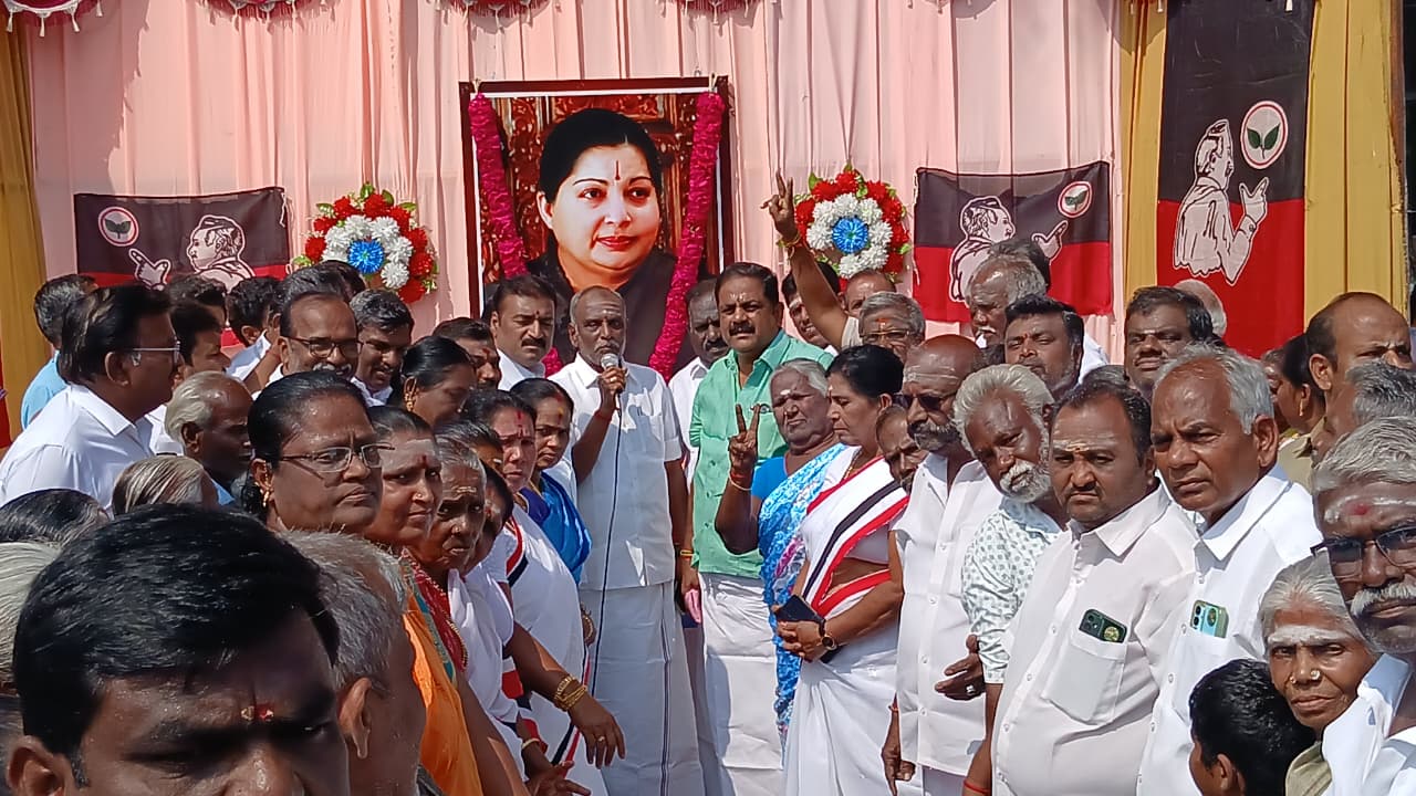 தாராபுரத்தில் முன்னாள் முதல்வர் ஜெயலலிதாவின் 78 வது பிறந்தநாளை முன்னிட்டு அவருடைய உருவப்படத்திற்கு மாலை அணிவித்து மரியாதை