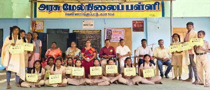 வெண்ணாங்குப்பட்டு அரசினர் மேல்நிலைப்பள்ளியில் தமிழில் பிழையின்றி அழகாக எழுதிய மாணவர்கள் சிறப்பு செய்யப்பட்டனர்