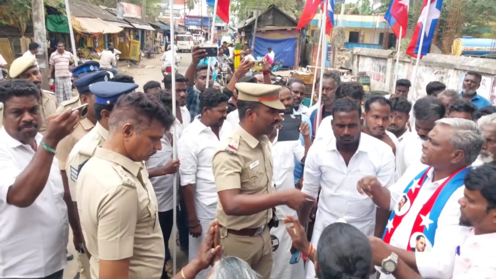 பொய் வழக்கு பதிவு செய்த போலீசாரை கண்டித்து விடுதலை சிறுத்தை கட்சியினர் காவல் நிலையம் முற்றுகை