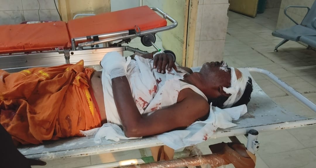 தாராபுரம் அருகே நின்று கொண்டிருந்த லாரியின் மீது கார் மோதி விபத்தில் 2-படுகாயம் போலீசார் விசாரணை