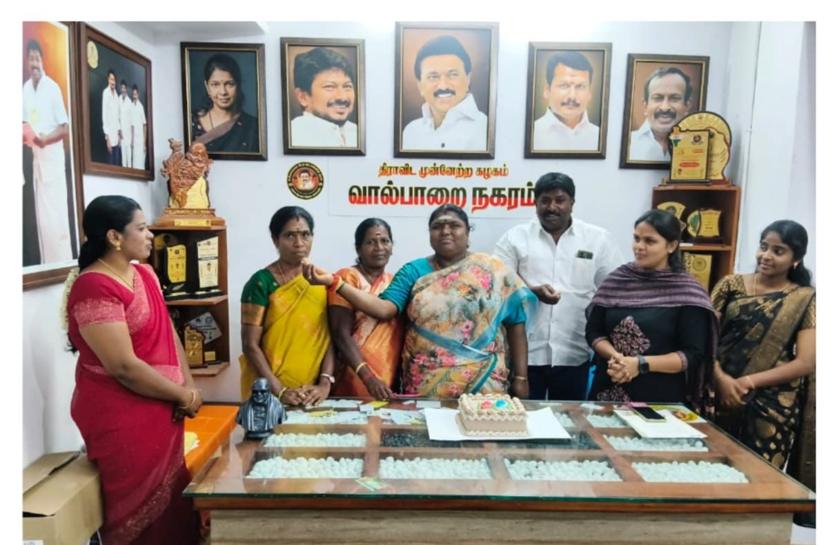 வால்பாறை திமுக நகரச்செயலாளர் அலுவலகத்தில் மகளிர் தின விழா கேக் வெட்டி கொண்டாட்டம்