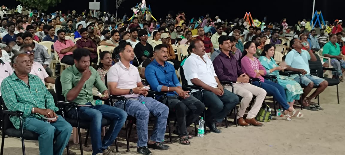 தூத்துக்குடி முத்துநகா் கடற்கரையில் கிாிக்கெட் திருவிழா மேயா் எஸ்.பி கலெக்டர்கள் பங்கேற்பு