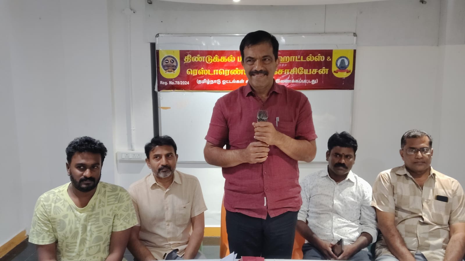 திண்டுக்கல் மாவட்ட ஹோட்டல், ரெஸ்டாரன்ட் அசோசியேசன் சார்பாக செய்தியாளர்கள் சந்திப்பு