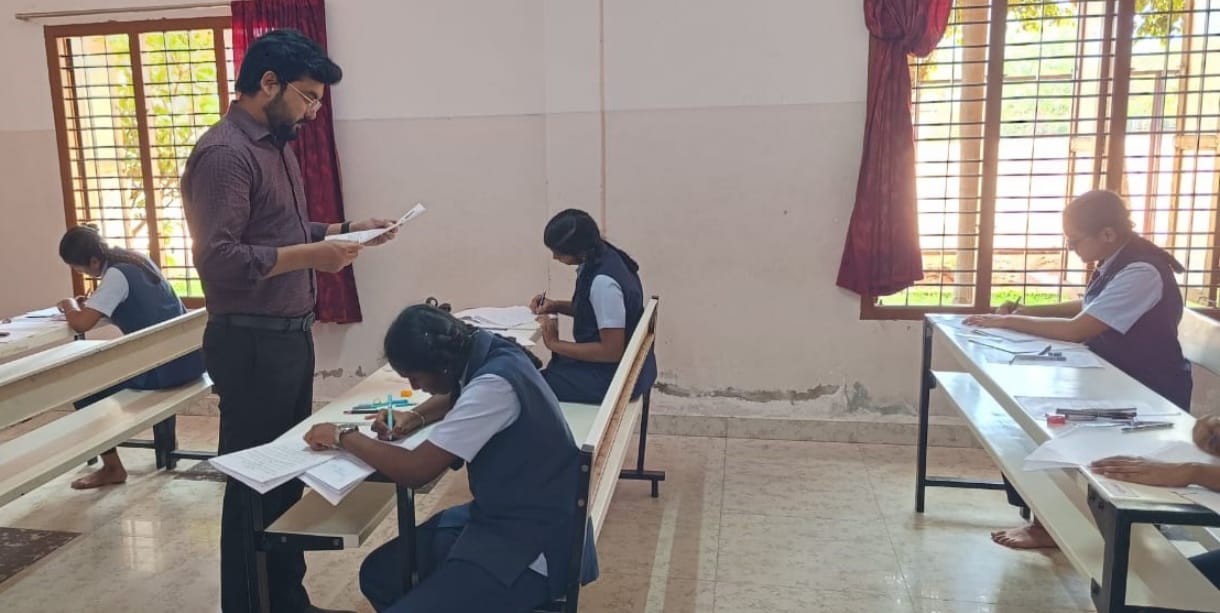 தேனி அருகே 10 ஆம் வகுப்பு பொதுத்தேர்வு மாவட்ட கலெக்டர் ஆய்வு மேற்கொண்டார்