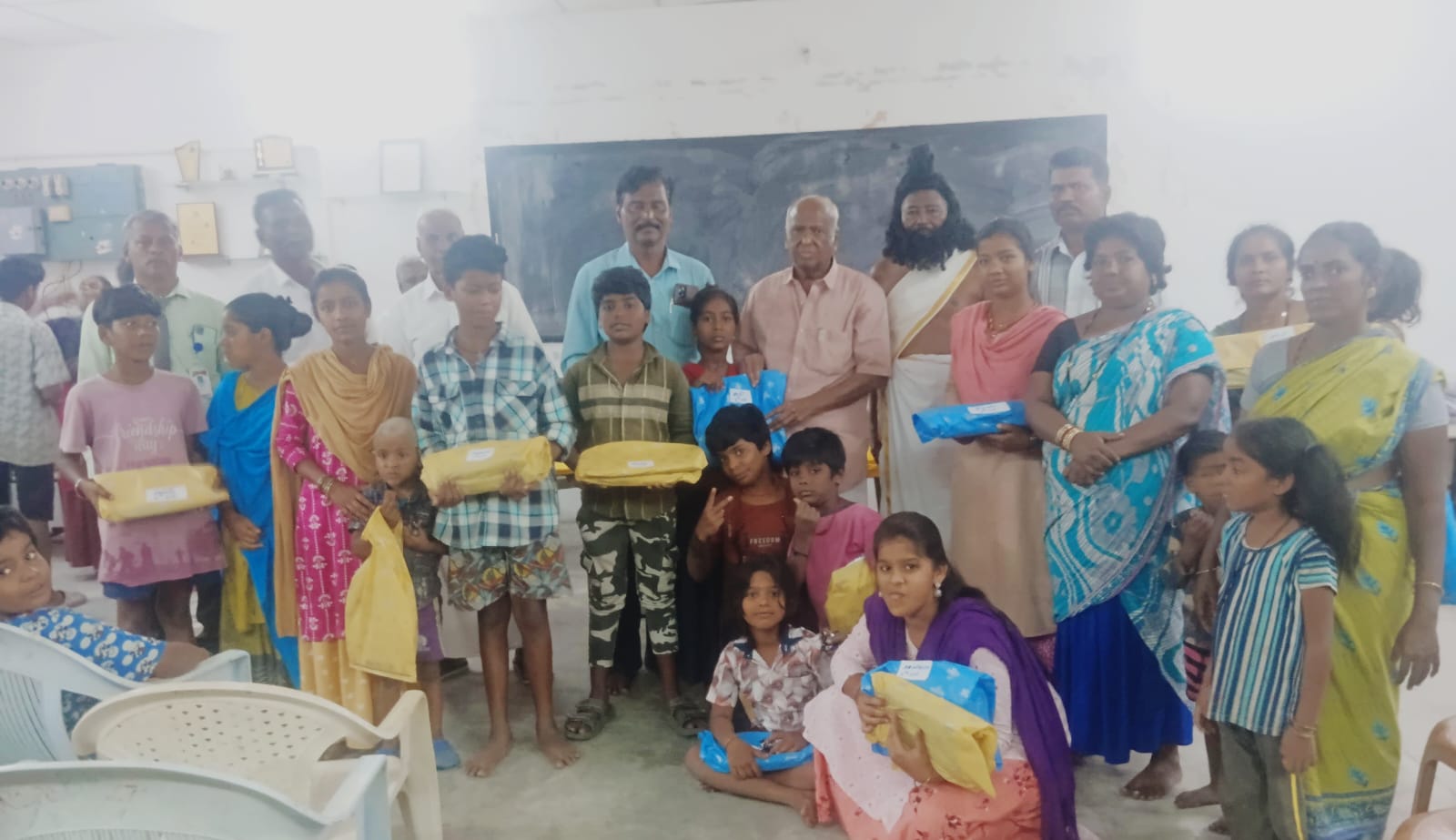 நரிக்குறவர் மாணவர்களுக்கு நலத்திட்ட உதவிகள் புதுவை தமிழ்ச் சங்க தலைவர் வழங்கினார்