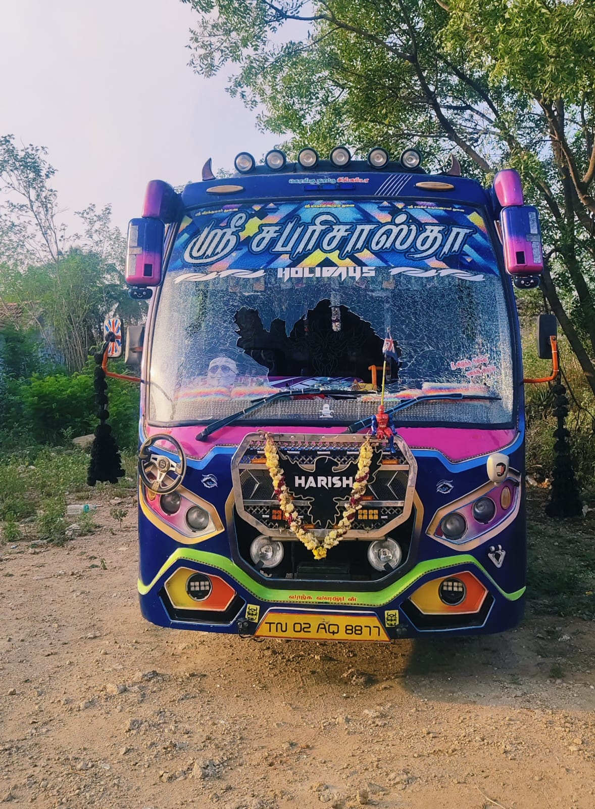 டெம்போ டிராவல்ஸ் வாகன கண்ணாடி உடைப்பு-குண்டடம் காவல் நிலையத்தில் புகார்