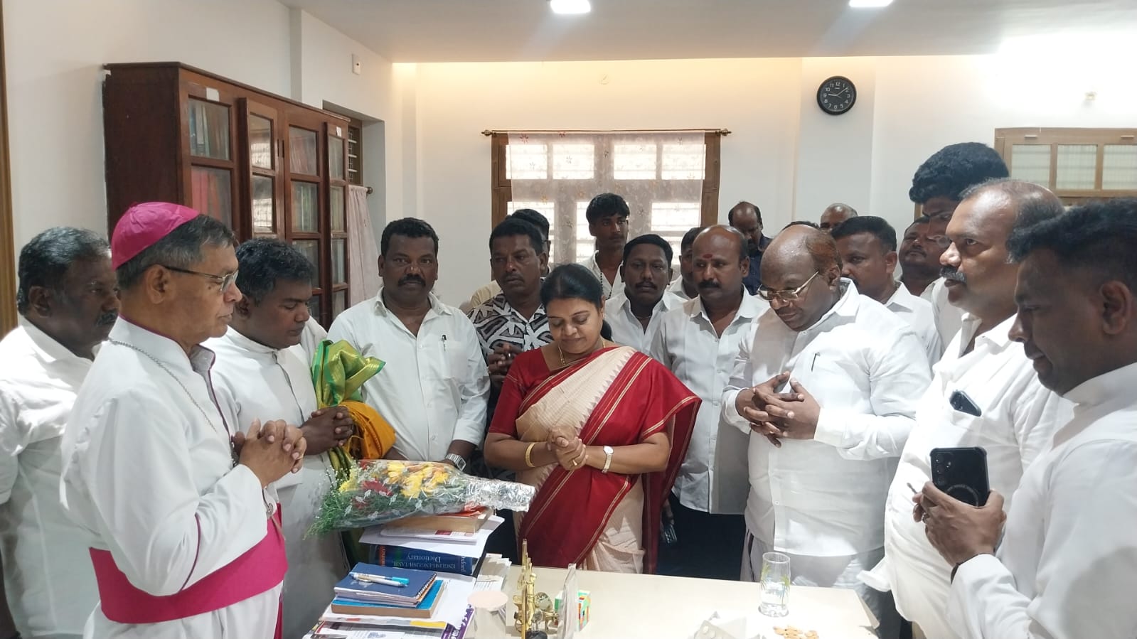 தூத்துக்குடியில் கான்ஸ்டண்டன் ரவீந்திரன் எம்பிக்கு திமுக மீனவ சமுதாயத்தினா் உற்சாக வரவேற்பு