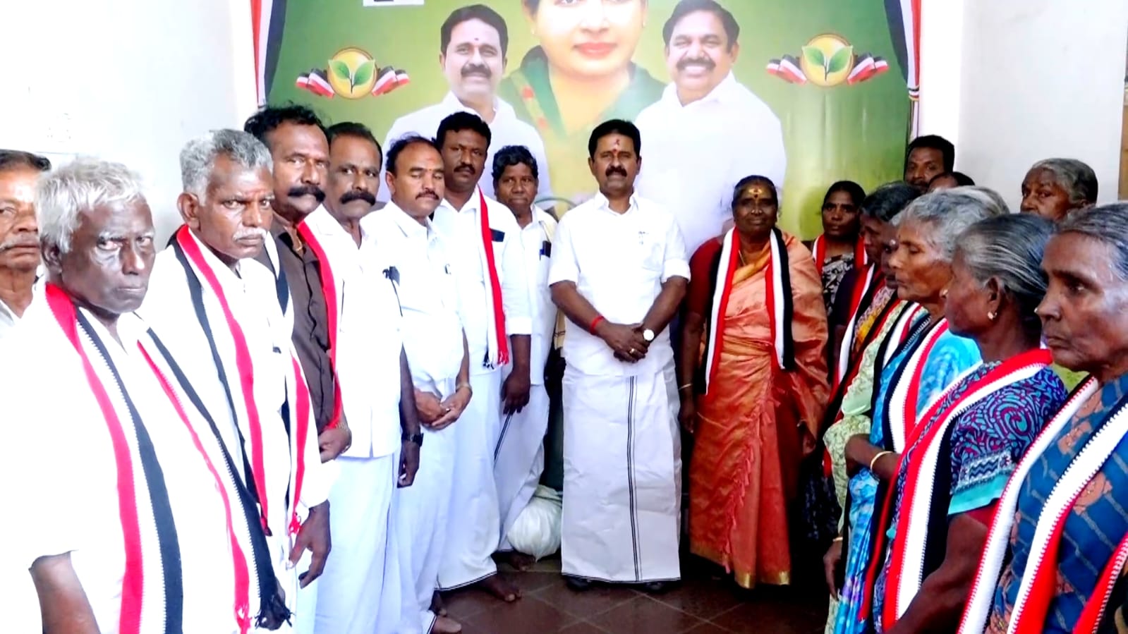 ஓபிஎஸ் அணியில் இருந்து விலகி மன்னார்குடியில் முன்னாள் அமைச்சர் ஆர்.காமராஜ் முன்னிலையில் 60-க்கும் மேற்பட்டோர் அதிமுகவில் இணைந்தனர்