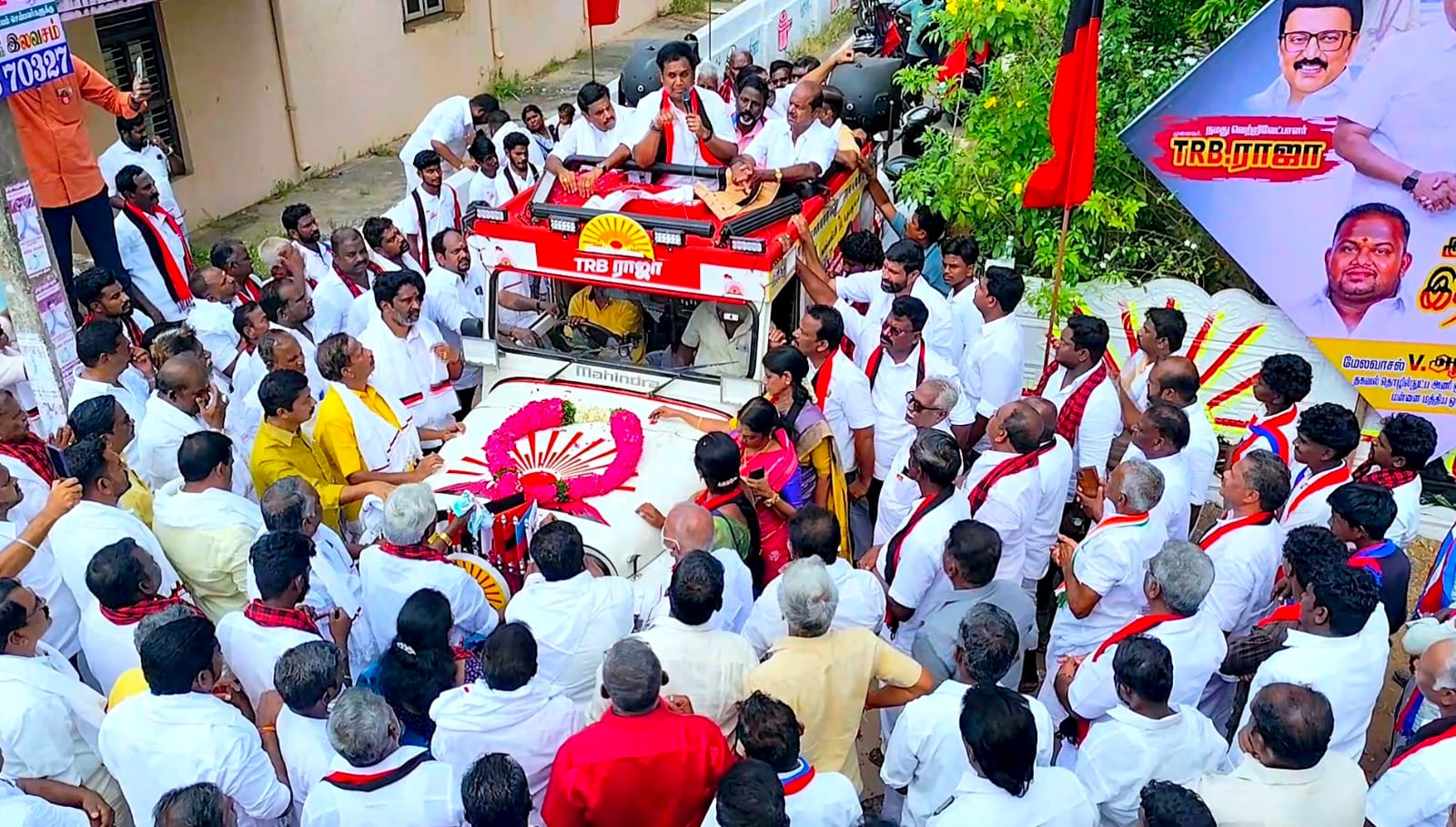 மன்னார்குடியில் திமுகவினர் வாக்கு சேகரிப்பு