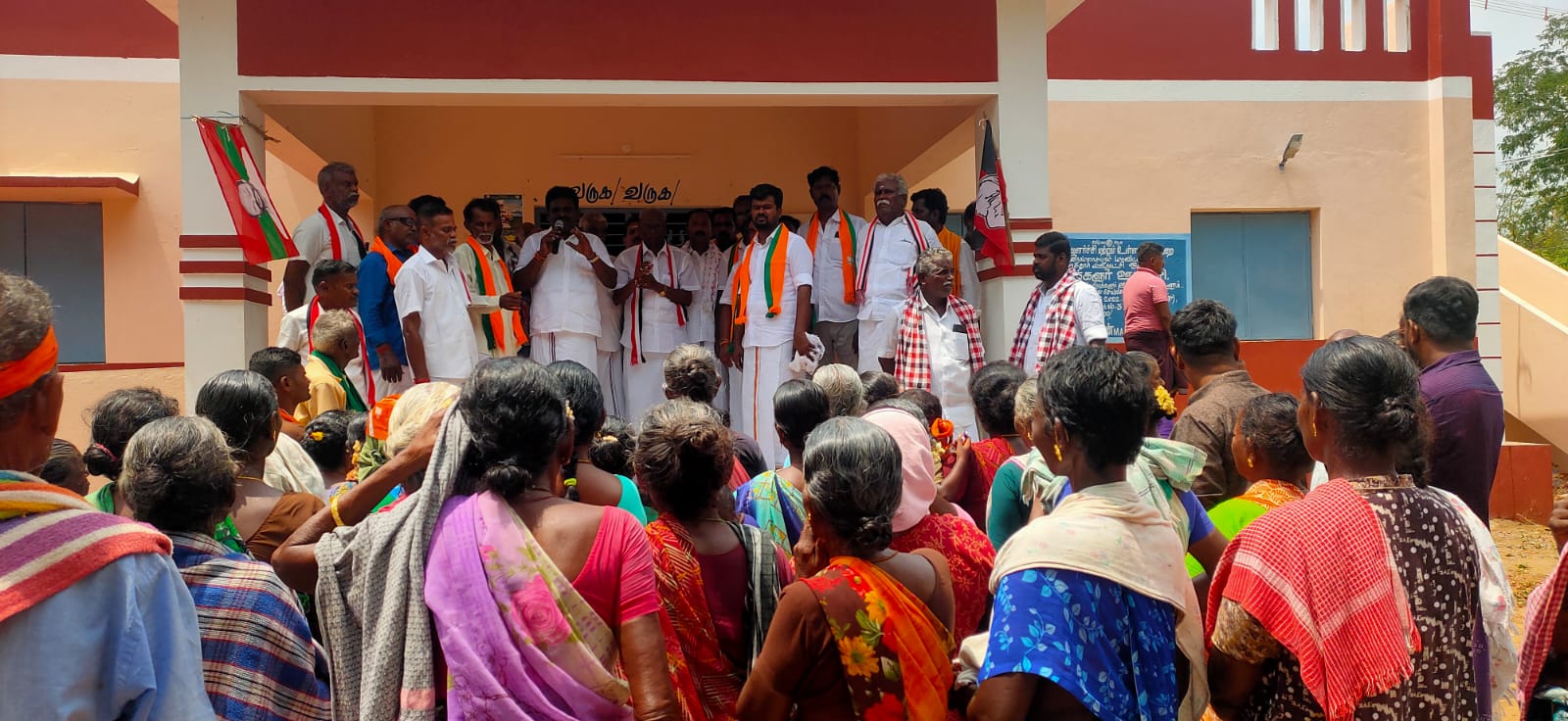 வாக்காள பெருமக்களே-தீவிர வாக்கு சேகரிப்பில் ஈடுபட்ட அதிமுக வேட்பாளர்