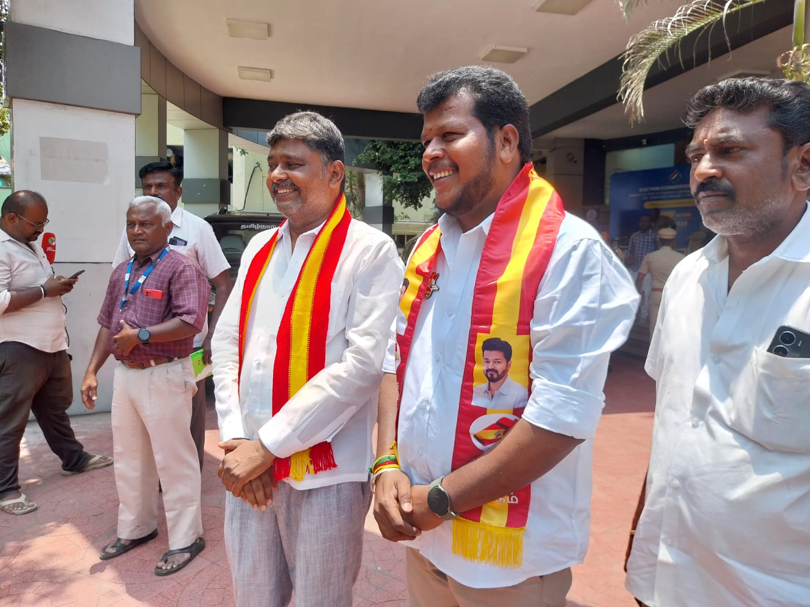 ஈரோட்டில் கண்டு கொள்ளாத காங்கிரஸ்-துண்டு போட்டு வரவேற்ற தவெக