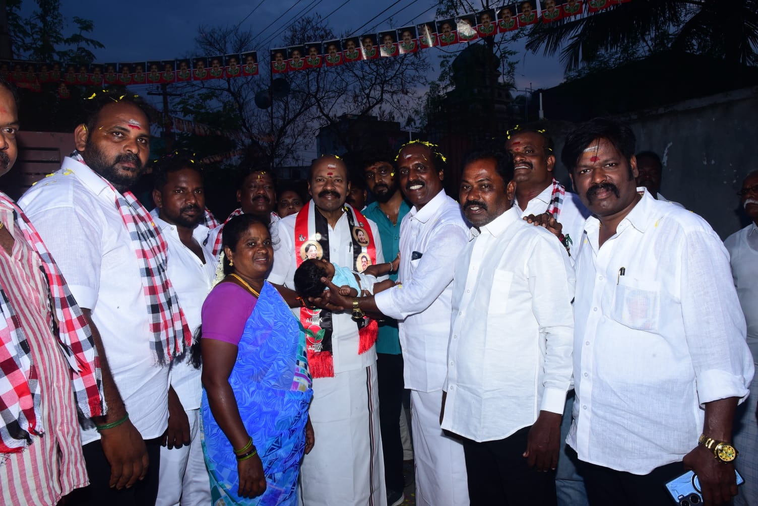 அதிமுக தொண்டரின் பெண் குழந்தைக்கு ஜெயலலிதா என பெயர் சூட்டிய அதிமுக வேட்பாளர்